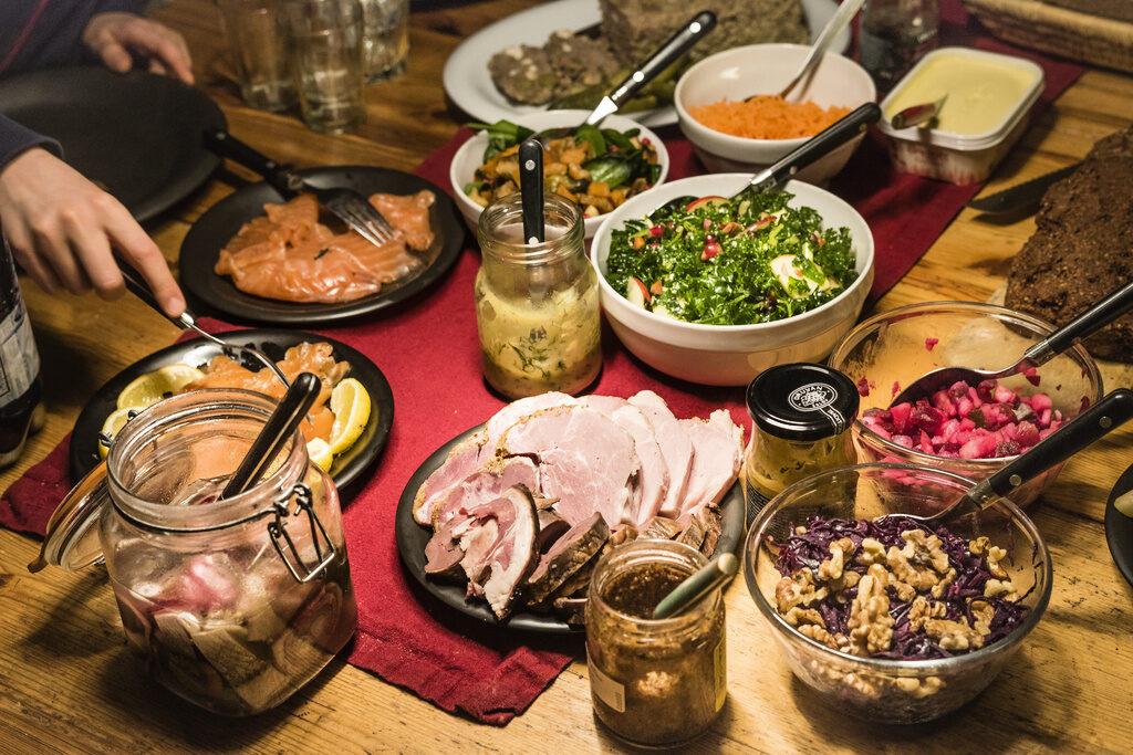 Julbord med skinka, sill, lax och diverse sallader.