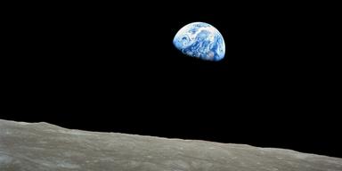 Fotot Earthrise, jorduppgång, togs av Apollo 8:s besättningsman Bill Anders 1968 och det fick stor påverkan på den globala miljörörelsen