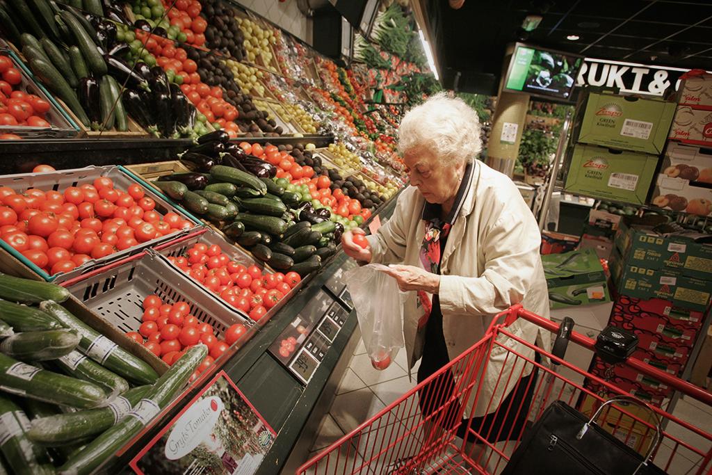 Pensionären Margaretha Ohly, 90, handlar mat i en livsmedelsbutik.