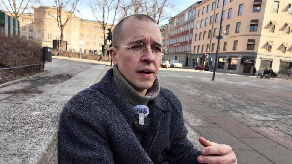 En kvinna och en man på en bänk pratar om förluster.