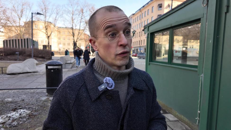 Två personer som pratar i en park och pratar om bonus och belöning.