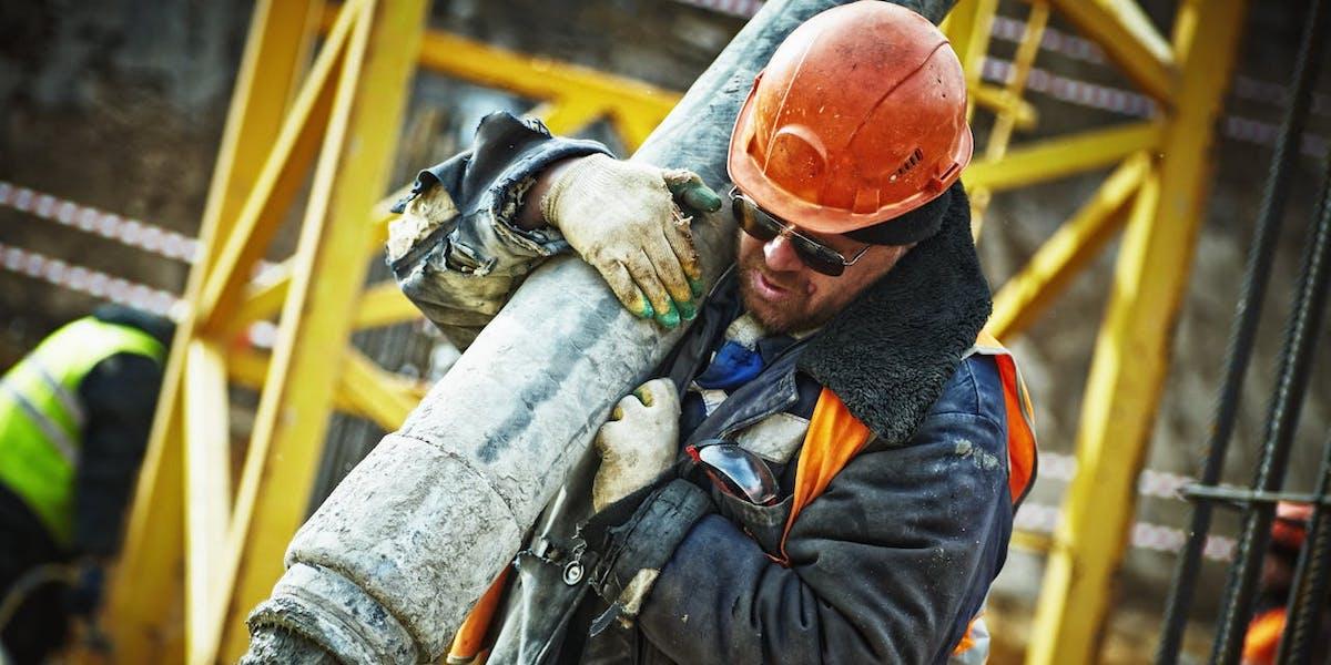 En byggjobbare bär tungt. Alla orkar inte fortsätta jobba, det menar en pensionär som inte gillar trenden att allt fler blir jobbonärer