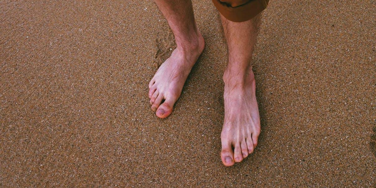 Ett par fötter. Fötter är viktiga indikatorer på hälsa, här är ett par saker som de kan säga