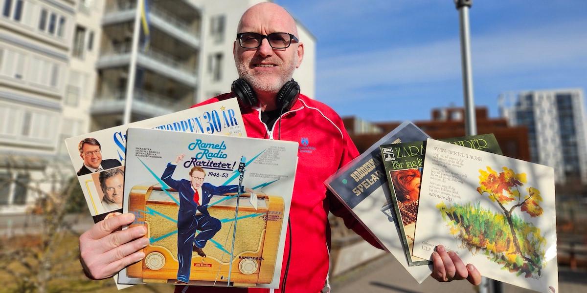 Aktivitetssamordnaren Scot James, han efterlyser gamla svenska vinylskivor till Brobackens äldreboende i Upplands Väsby
