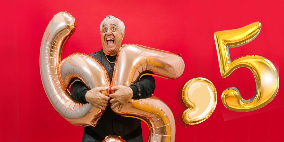 En man håller i ballonger som utgör siffrorna 65. Ett kommatecken och en femma. År 2024 var genomsnittsåldern för uttag av allmän pension var 65,5 år. Bilden är ett montage
