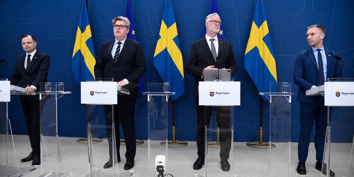 Adam Marttinen (SD, justitieminister Gunnar Strömmer (M), utbildningsminister Johan Pehrson (L) och civilminister Erik Slottner (KD) under en pressträff där nya åtgärder för att trycka tillbaka brottsligheten presenteras