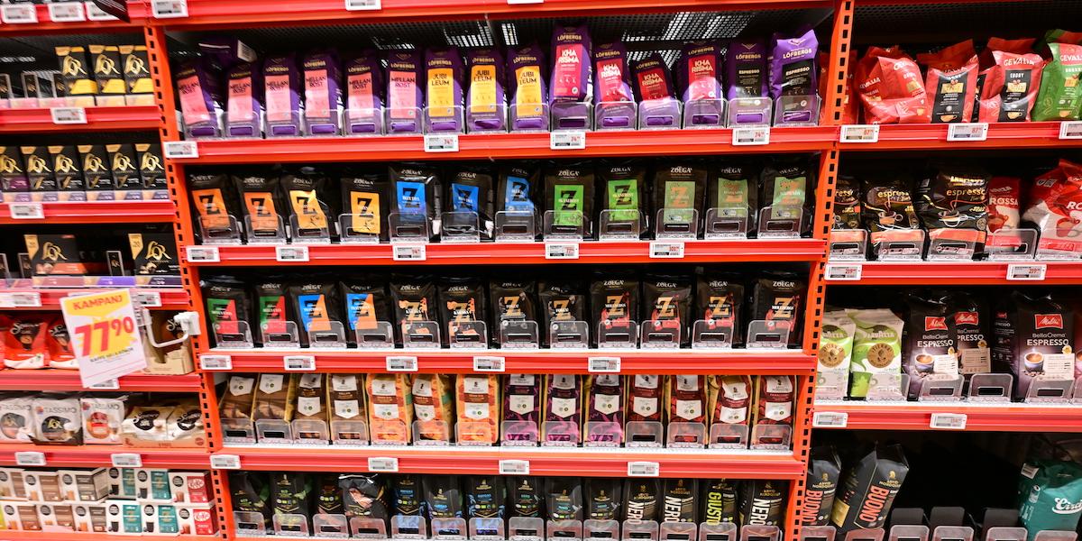 Kaffepaket i en hylla på Ica Maxi. Priserna på mat minskar, men ett paket kaffe kostar över hundra kronor i en del butiker