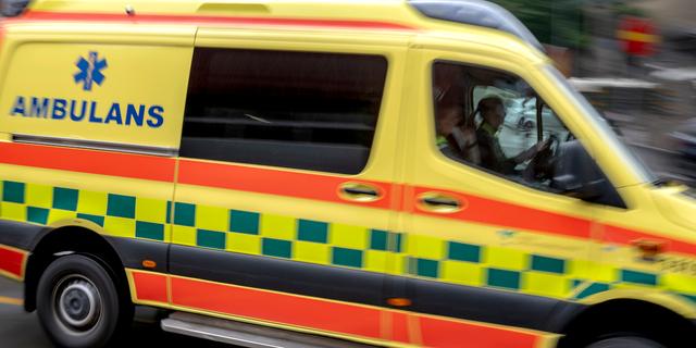 En ambulans kör snabbt. Forskare tar hjälp av artificiell intelligens för att ambulanser ska nå fram snabbare vid larm