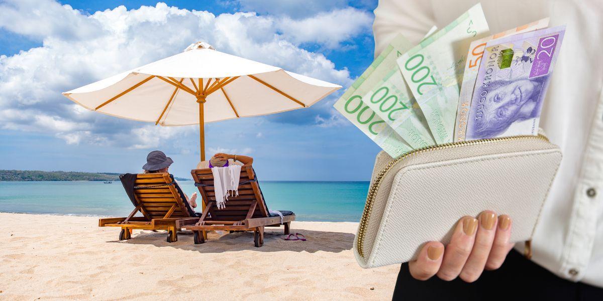 Ett par på semester på en strand och någon håller i en plånbok med pengar. Priset på en semestervecka har ökat rejält på tio år och allra mest har priset på charterresor ökat.