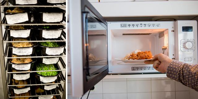 Matlådor från ett storkök och en person värmer mat i mikron. Livsmedelsverket har kartlagt måltidsverksamheterna inom äldreomsorgen och funnit att stödet kring måltider har försämrats. Matlåda är den vanligaste lösningen för måltider inom hemtjänsten.
