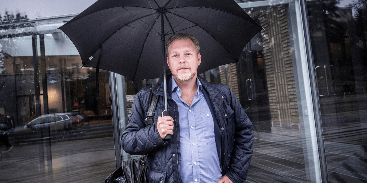 En man under ett paraply