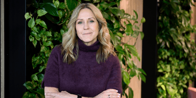 Blond kvinna med armarna i kors.