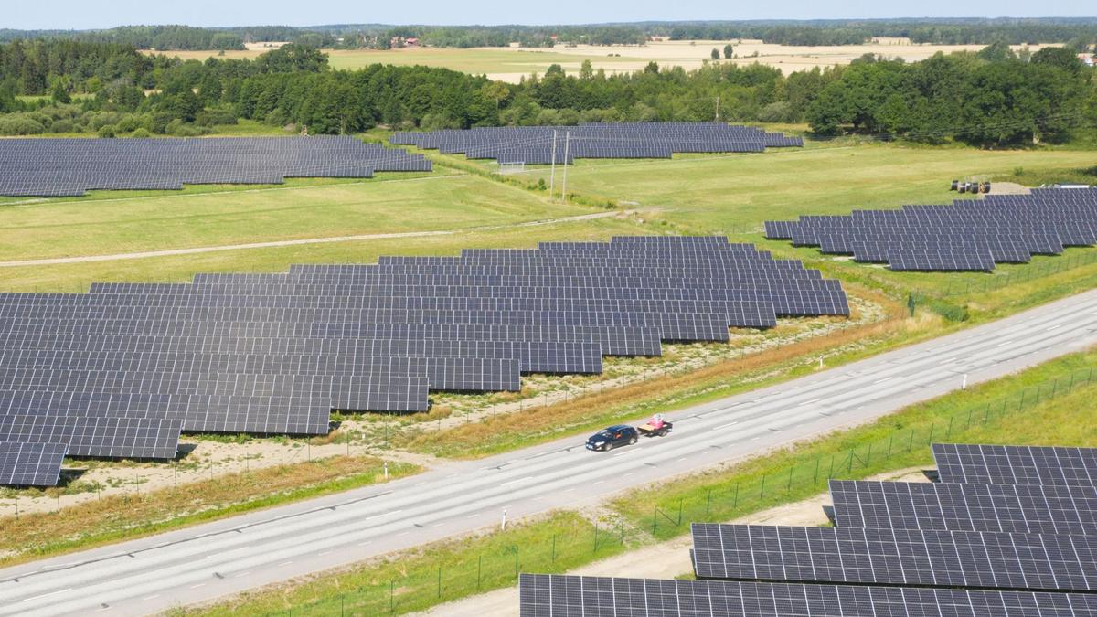 Jordbruksmark med solpaneler på.
