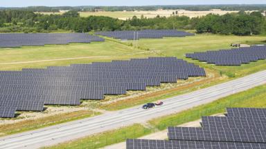 Jordbruksmark med solpaneler på.