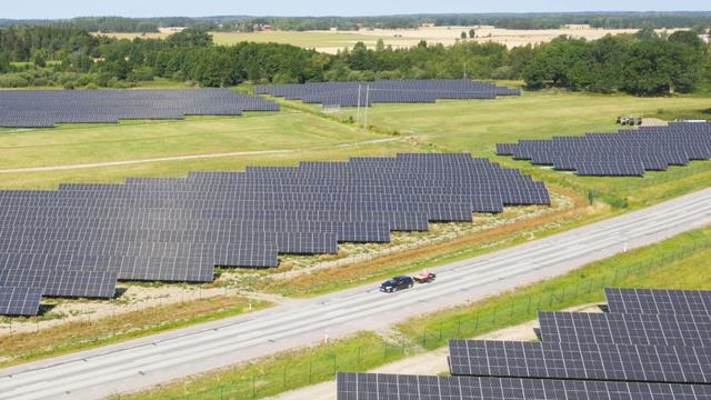 Jordbruksmark med solpaneler på.