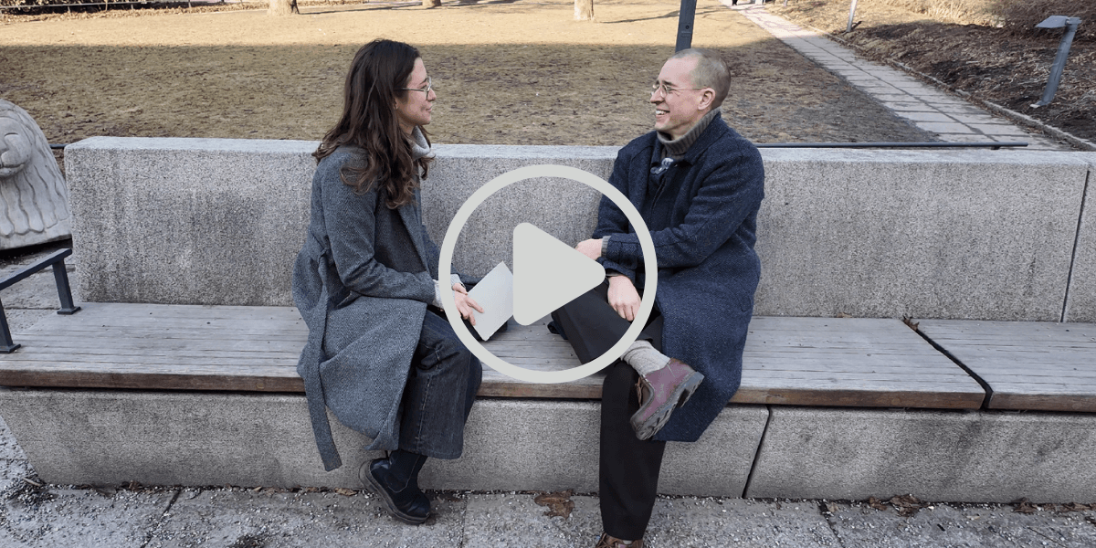 En kvinna och en man på en bänk pratar om förluster.