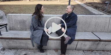 En kvinna och en man på en bänk pratar om förluster.