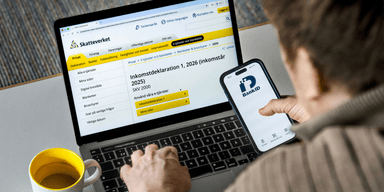 En person sitter med sin deklaration på datorn.