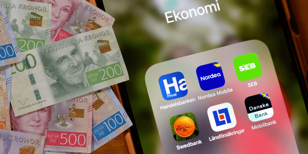 Svenska sedalr till vänster och bankappar till höger.