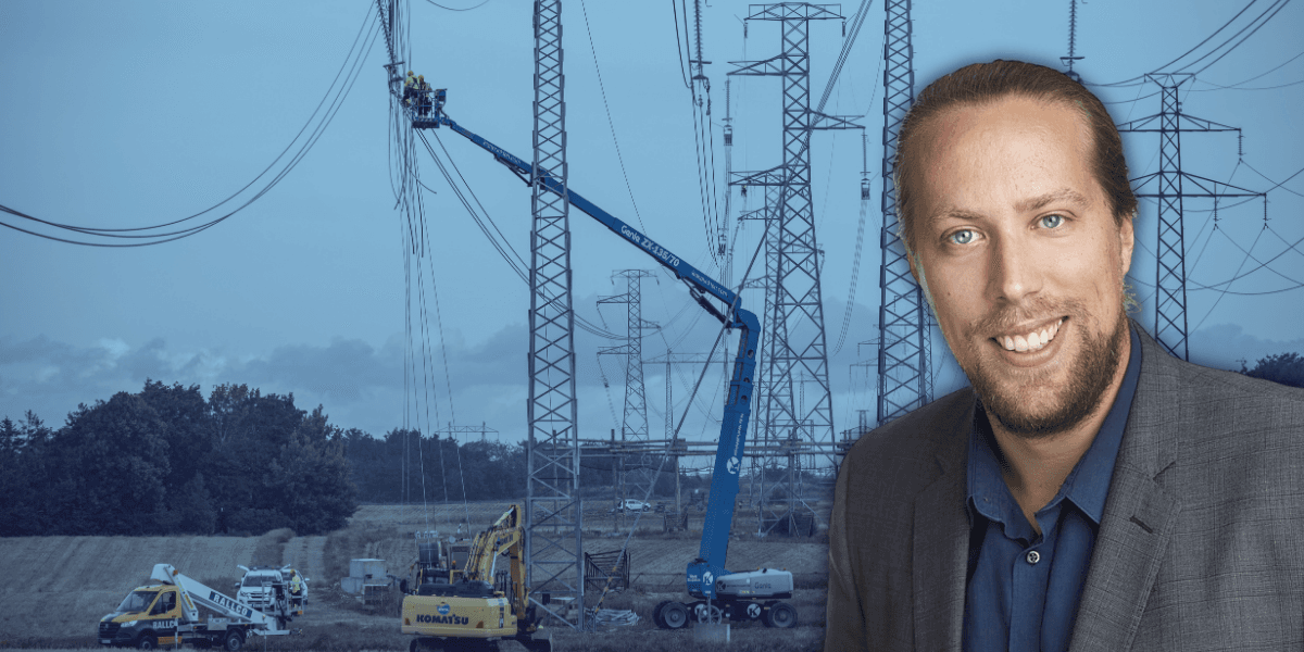 Elnät i bakrunden och en man i kostym, kunning om elpriser, framför.