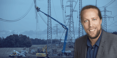 Elnät i bakrunden och en man i kostym, kunning om elpriser, framför.