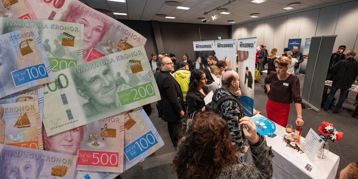 Svenska sedlar som kommer med lönen till vänster, en jobbmässa till höger.
