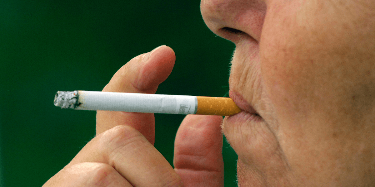 En kvinna som röker.