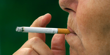 En kvinna som röker.