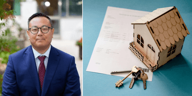 En man i kostym till vänster och en bostad i miniatyr med nycklar och kontrakt till höger.