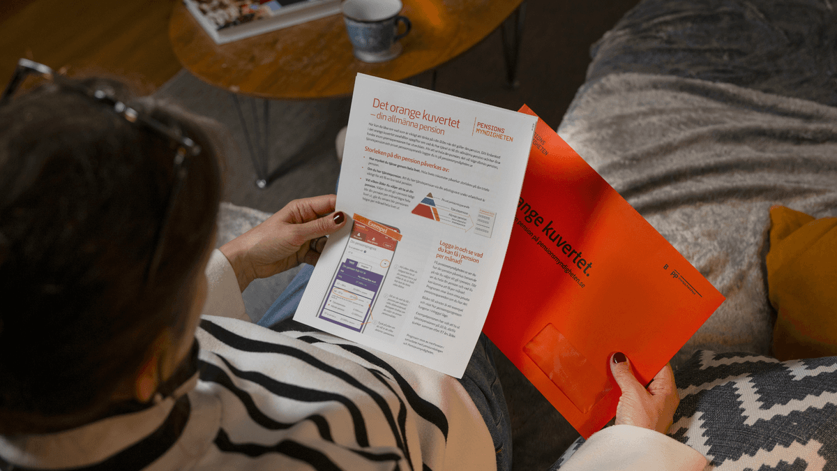 En som sitter i soffan med sin pension.