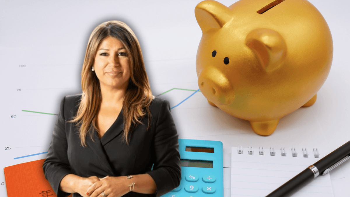 En kvinna, expert på pension, främför miniräknare och en spargris.