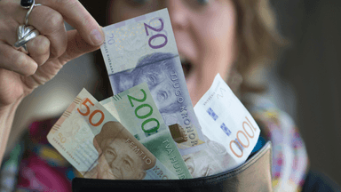 En rik person med pengar i plånboken.