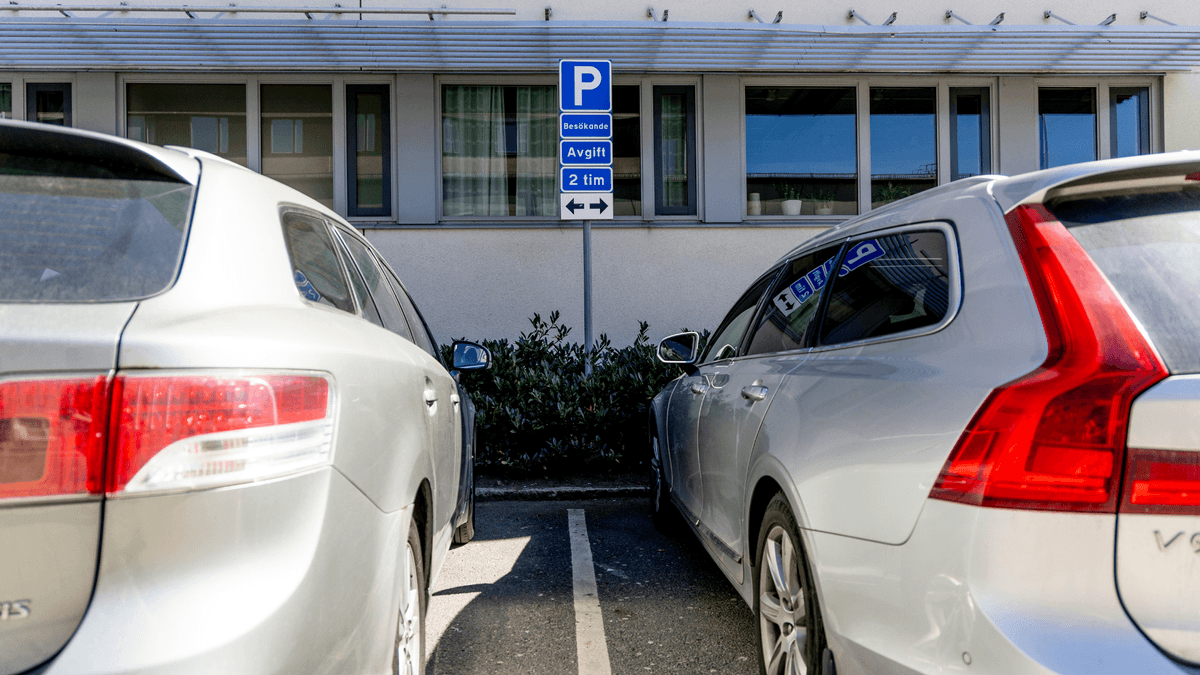 Två bilar på en parkering.