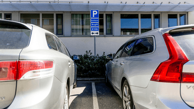 Två bilar på en parkering.