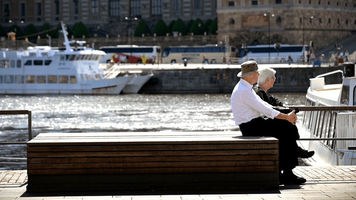 Två äldre personer på en bänk som gått i pension.