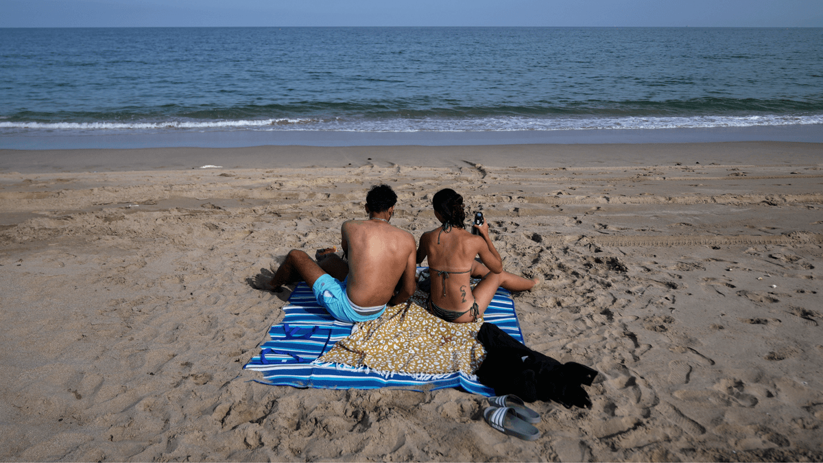 Två personer på en strand.