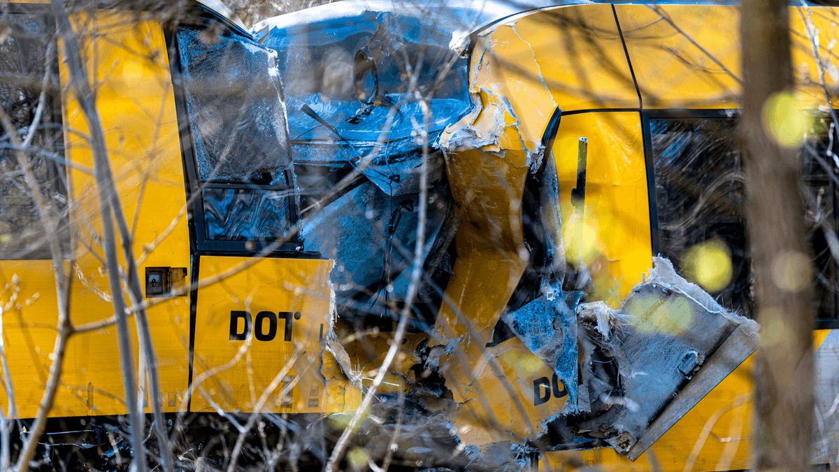 Två tåg som frontalkrockat.