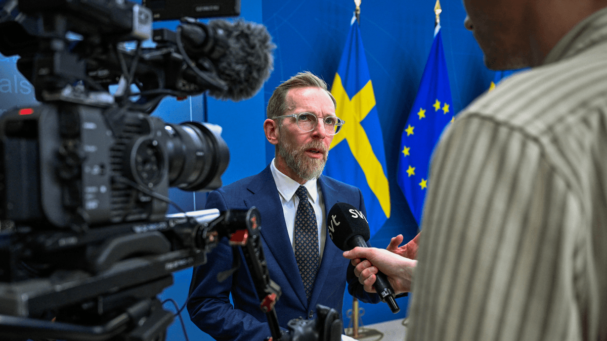Socialminister Jakob Forssmed på presströff om journalsystem.