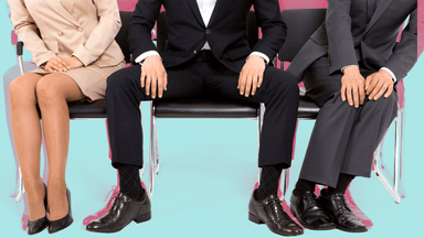 Tre personer som sitter ner, mannen i mitten har benen brett, sk manspreading,