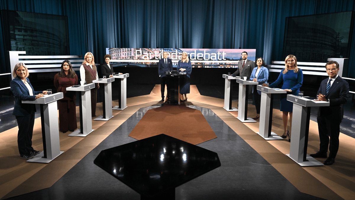 Partiledarna inför en partiledardebatt i Agenda.
