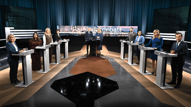 Partiledarna inför en partiledardebatt i Agenda.