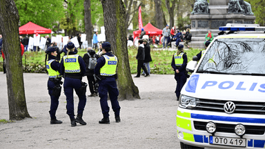 Poliser i en park dagtid.