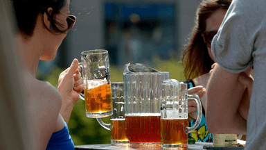 Personer på dricker alkohol på en uteservering.
