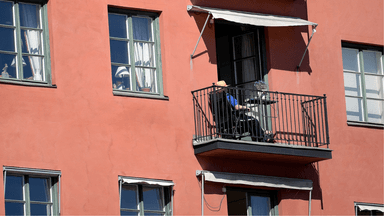 Ensam pensionär på solig balkong.