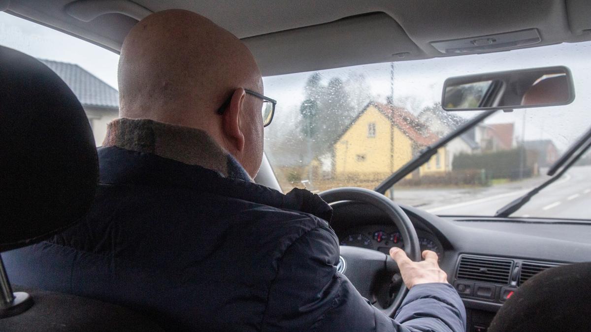 En man som är leasingkund i en bil.