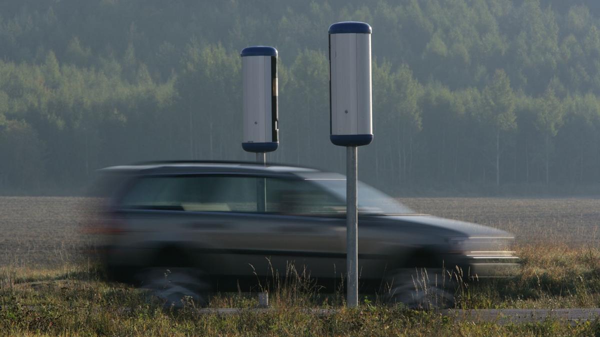 En bil med fartkameror som åker fast för fortkörning.