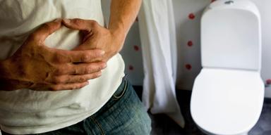 Wn man har ont i magen. En ny studie visar att ett artificiellt sötningsmedel kan skada de goda tarmbakterierna, vilket bland annat kan leda till diarré och tarminflammation