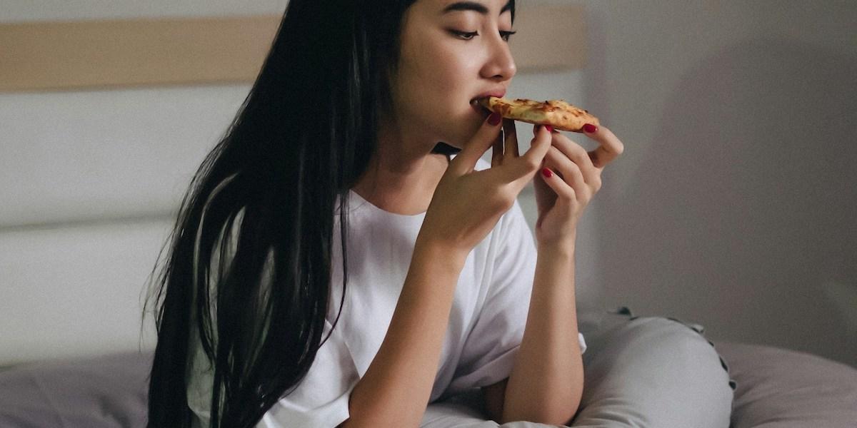 En ung kvinna äter i sängen. Jill började äta i sömnen när hon gick på högstadiet, (kvinnan på bilden är inte Jill). Helt ovetandes hämtade hon mat och åt den i sängen. Tillståndet kallas sömnätande