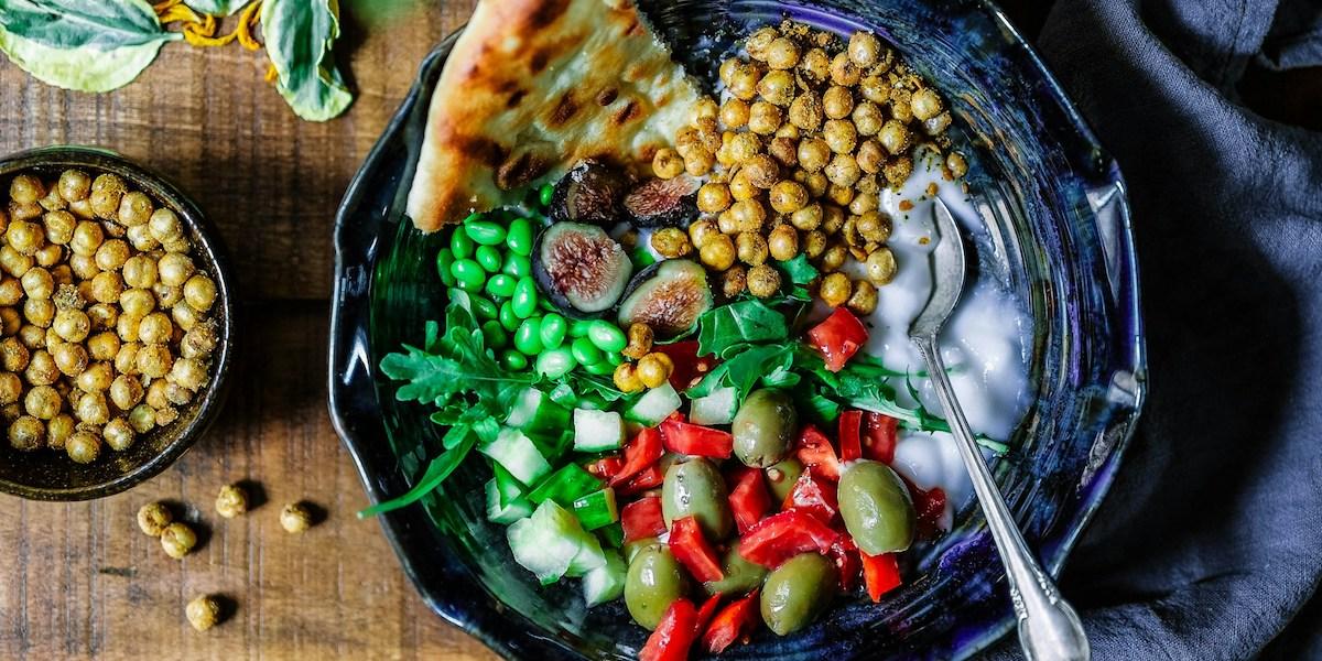 En portion vegansk mat. För seniorer finns det många fördelar med att äta en vegansk kost