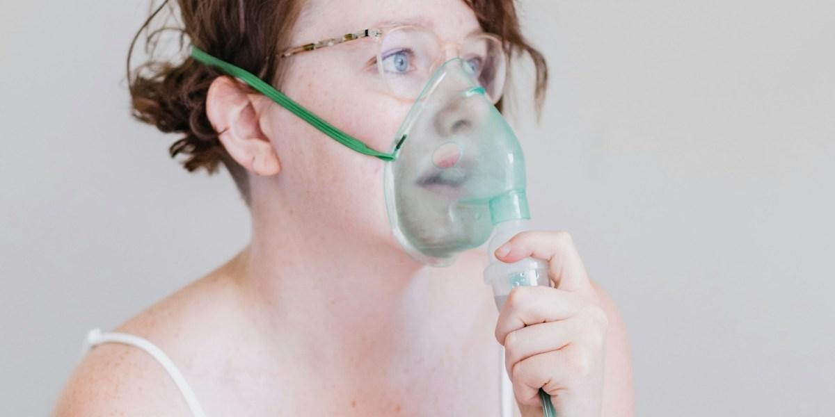 En kvinna med syrgasmark. I dag dör fler kvinnor än män av KOL och trots att utbildning om sjukdomen kan bromsa sjukdomsförloppet får de flesta KOL-patienter inte sådan utbildning